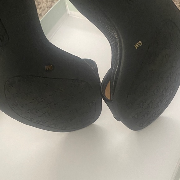 Nurture by Lamaze Black Heeled Sandals - Picture 6 of 7